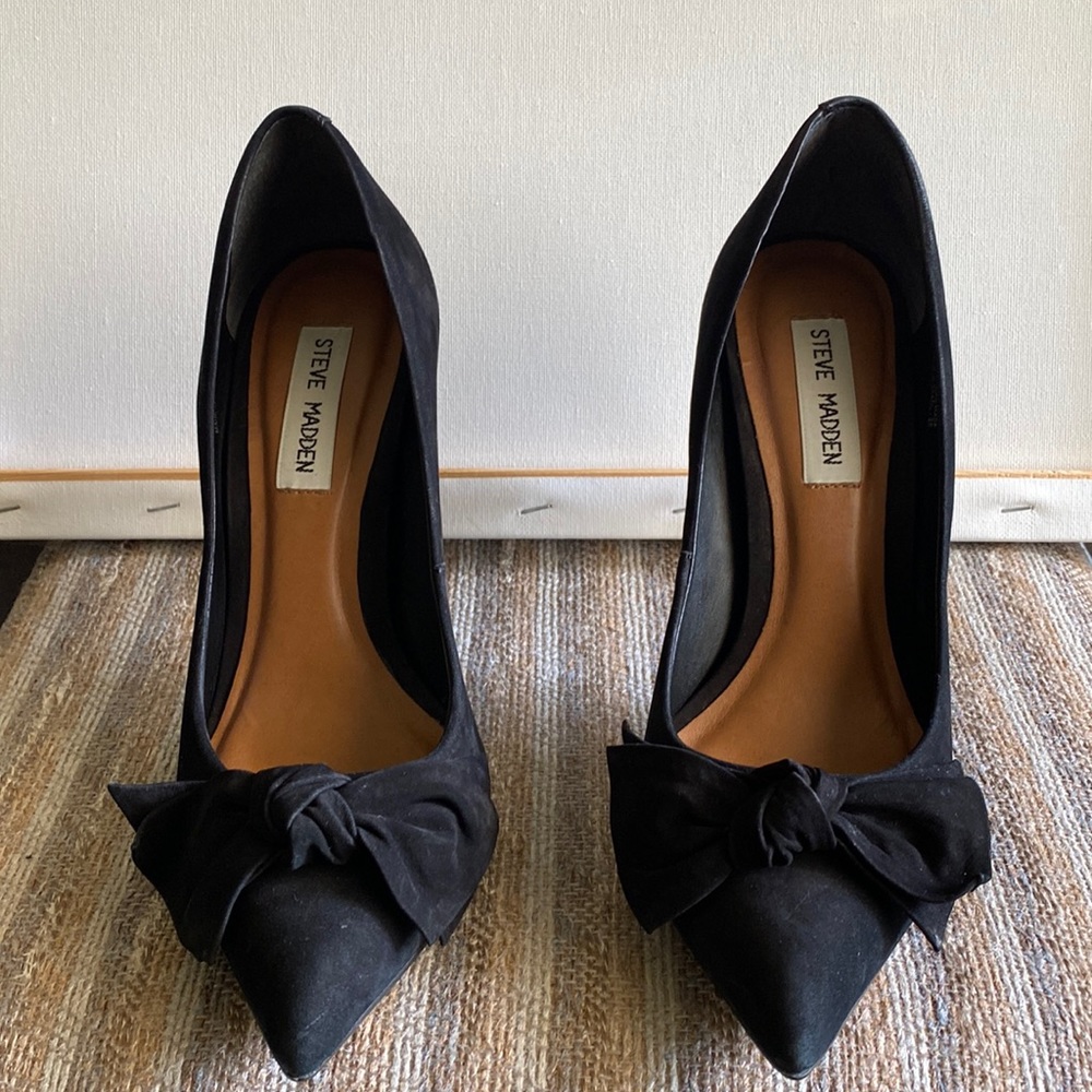 Steve Madden black pumps with bow